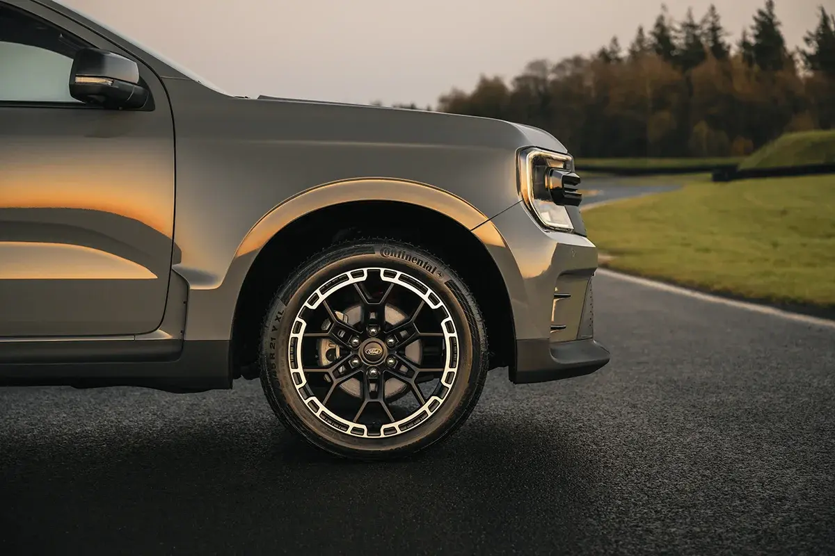 MS-RT 21” diamond-cut alloy wheels set in exclusive, noise-reducing premium tyres